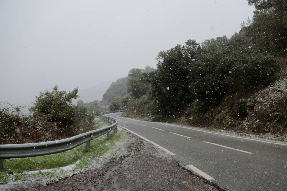 La neu arriba a la meitat sud del país amb precipitacions al voltant dels 300 metres
