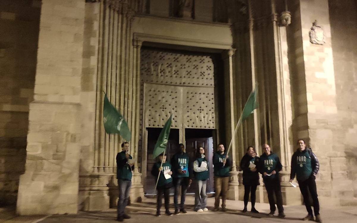 Protesta a la missa del gall de la Seu per exigir la renovació d'un contracte de lloguer