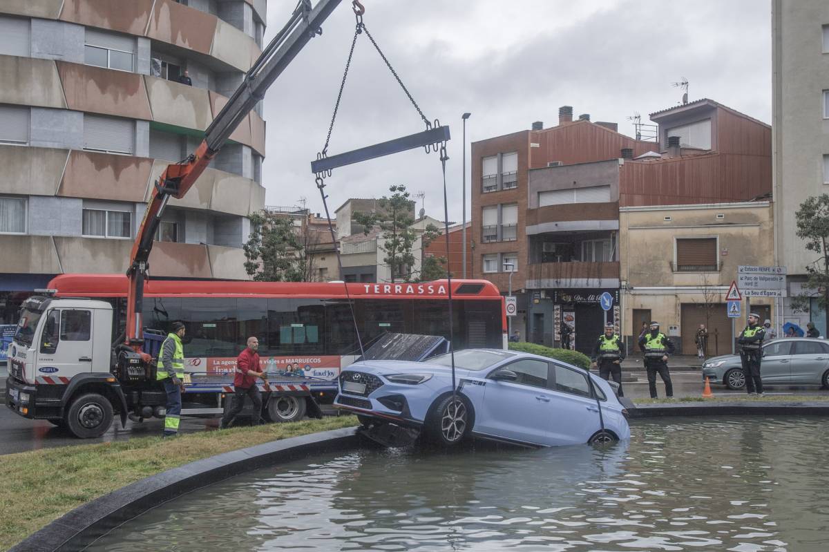 La imatge de Sant Esteve: un cotxe acaba dins la font de la plaça de l’Aigua