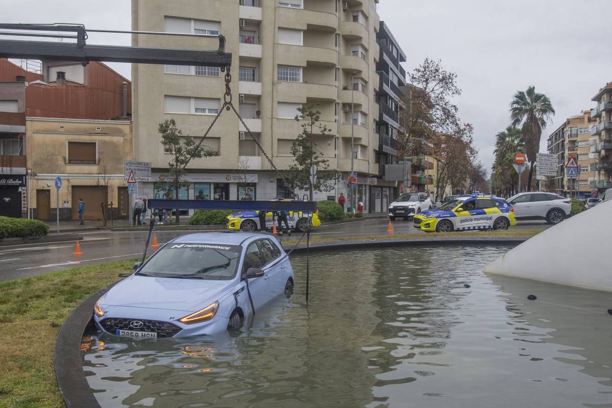 La imatge de Sant Esteve: un cotxe acaba dins la font de la plaça de l’Aigua - Nebridi Aróztegui