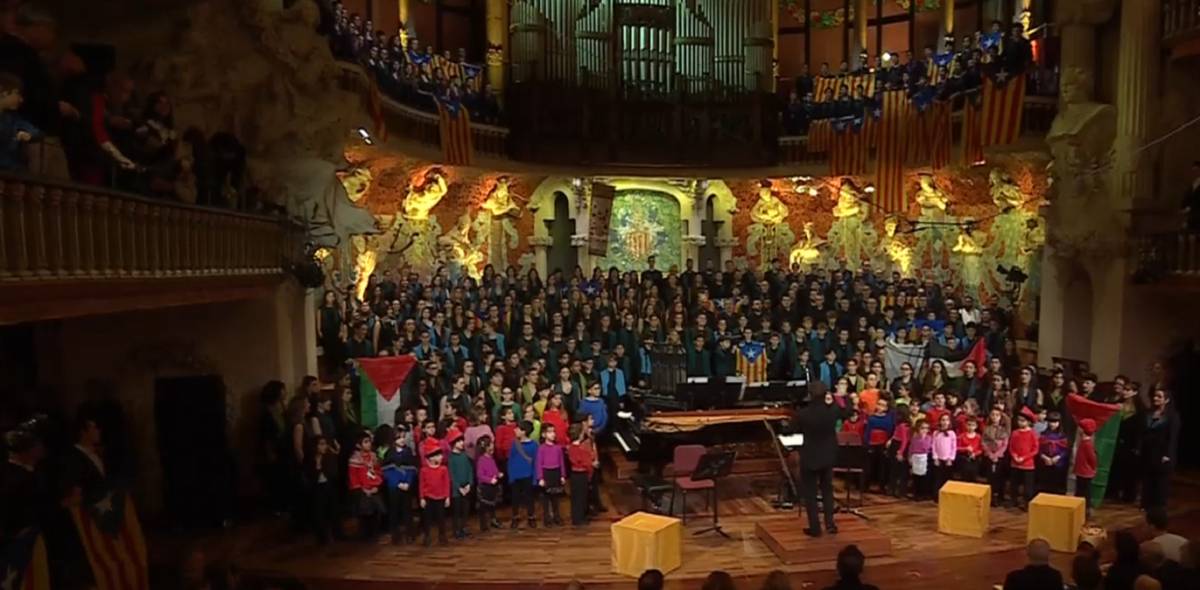 Càntics independentistes i estelades al Palau de la Música: així ha estat el «Cant de la senyera» en el concert de Sant Esteve