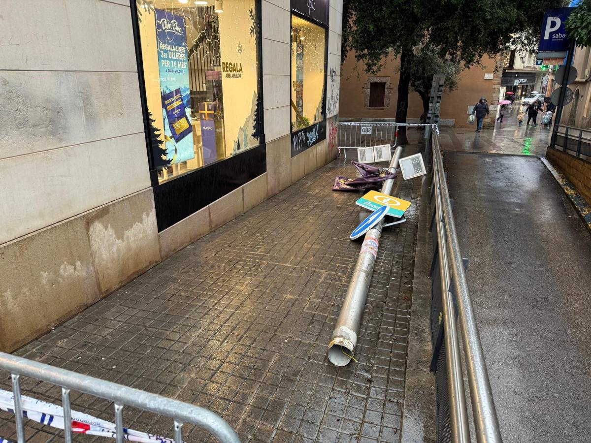 Dues persones ferides per la caiguda d'un fanal a Sabadell