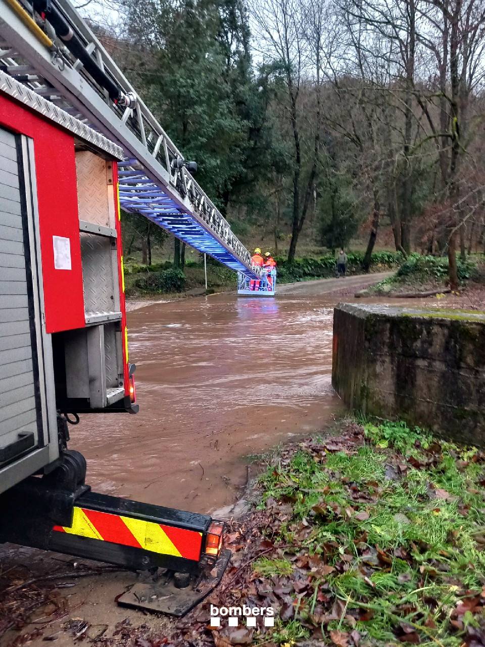 Evacuen 16 persones d'una casa de colònies a la Vall d'en Bas aïllades per la crescuda del riu
