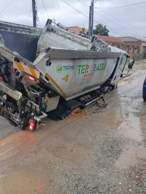 Un vehicle de recollida de residus de Terrassa es queda encallat a un esvoranc al Pla del Bonaire Residencial