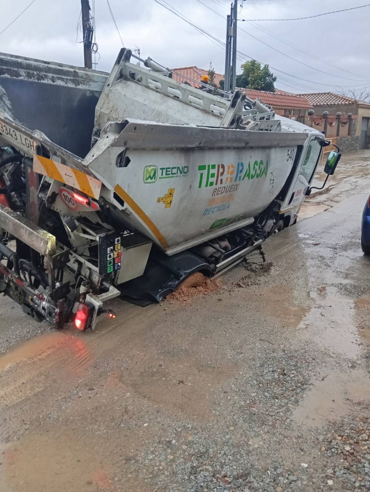 Un vehicle de recollida de residus de Terrassa es queda encallat a un esvoranc al Pla del Bonaire Residencial