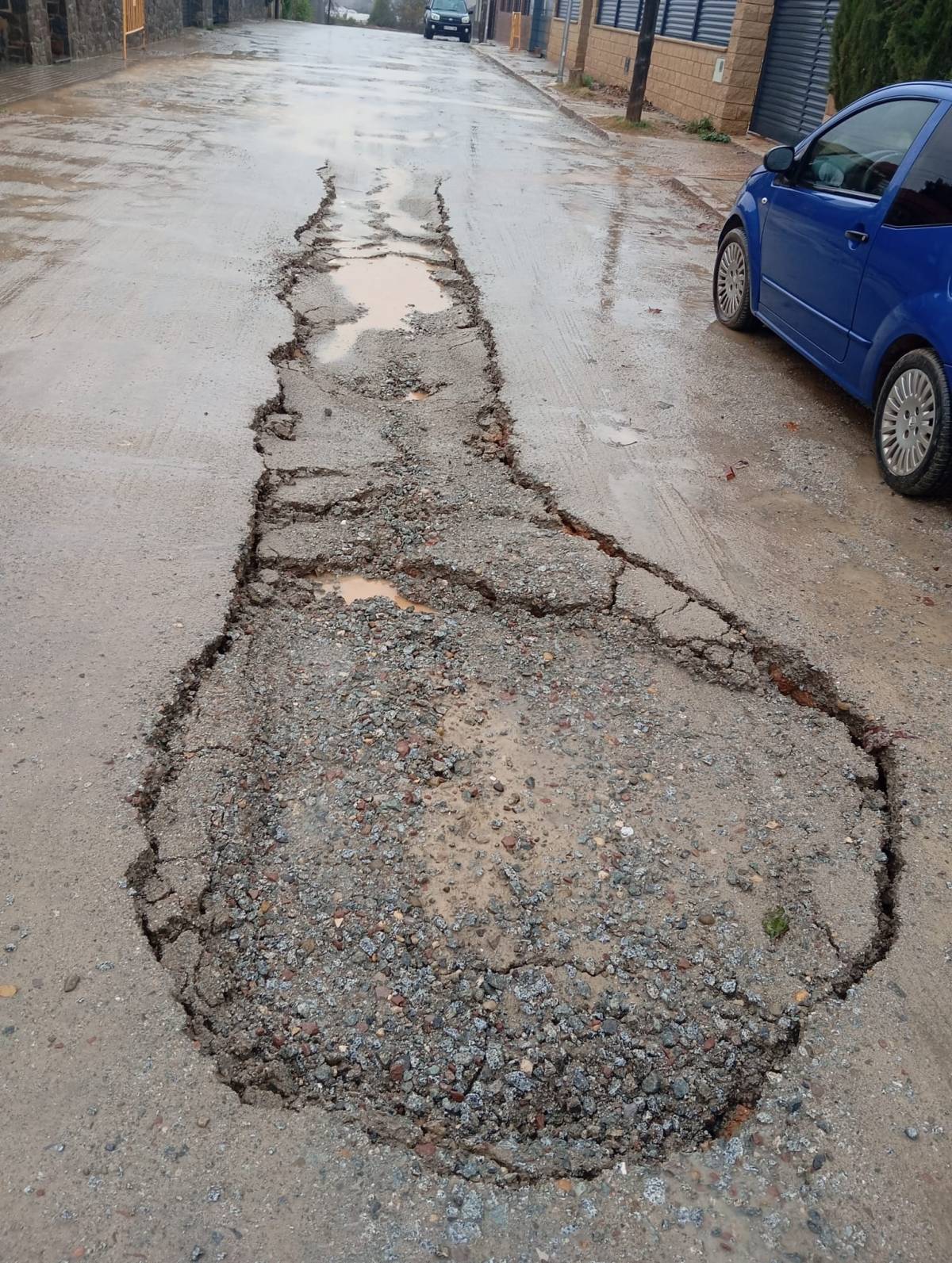 Un camió d'Eco-Equip ha quedat encallat en un esvoranc al carrer dels Ametllers de Terrassa - Cedida