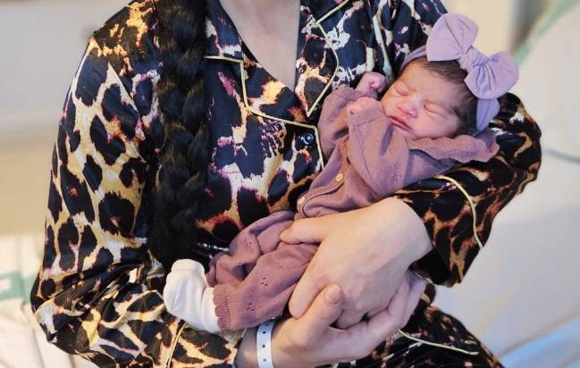 Nayeli, a braços de la seva mare, Juana, va ser el primer nadó nascut el 2025 a Catalunya - Cedida