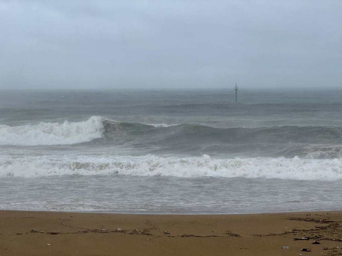 Busquen un desaparegut que surfejava a Gavà durant el temporal