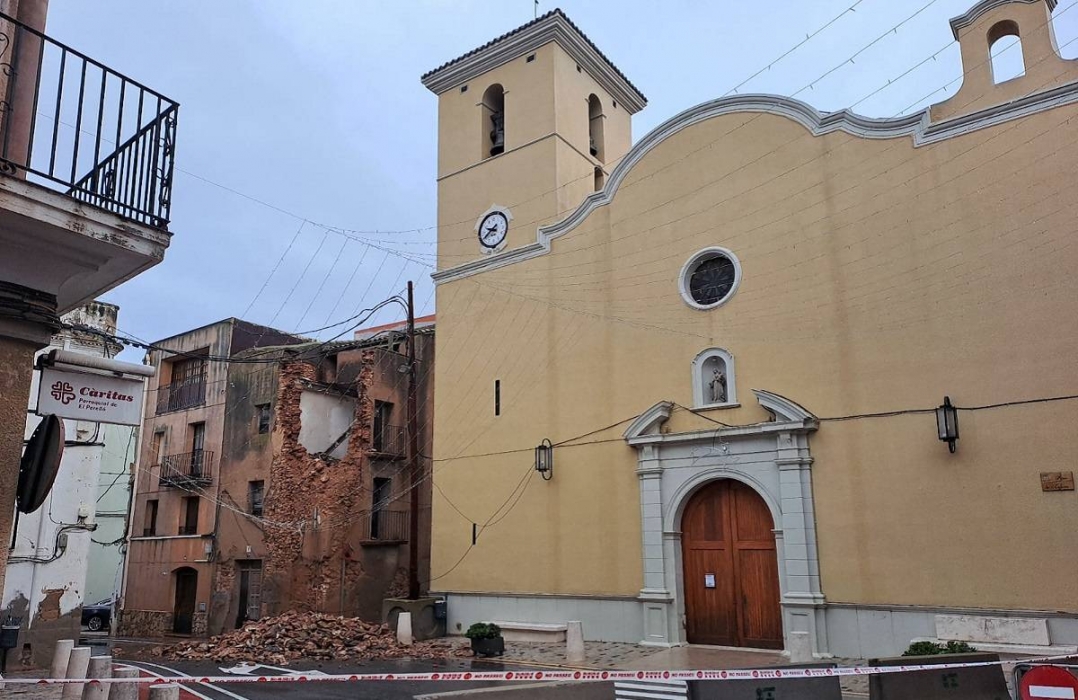 S'ensorra parcialment una casa al Perelló per la pluja