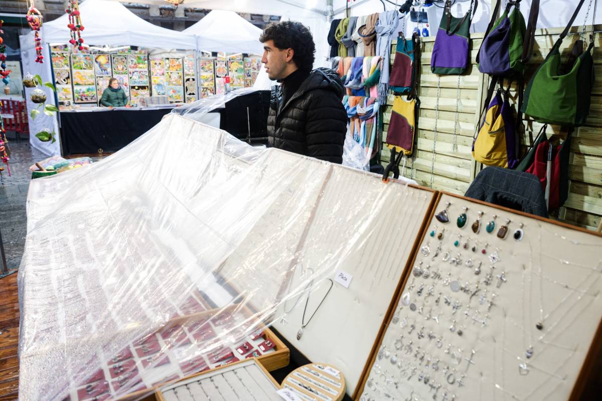 Alguns artesans van haver de protegir les seves mercaderies com podien davant les intenses pluges de la setmana de Nadal - Lluís Clotet