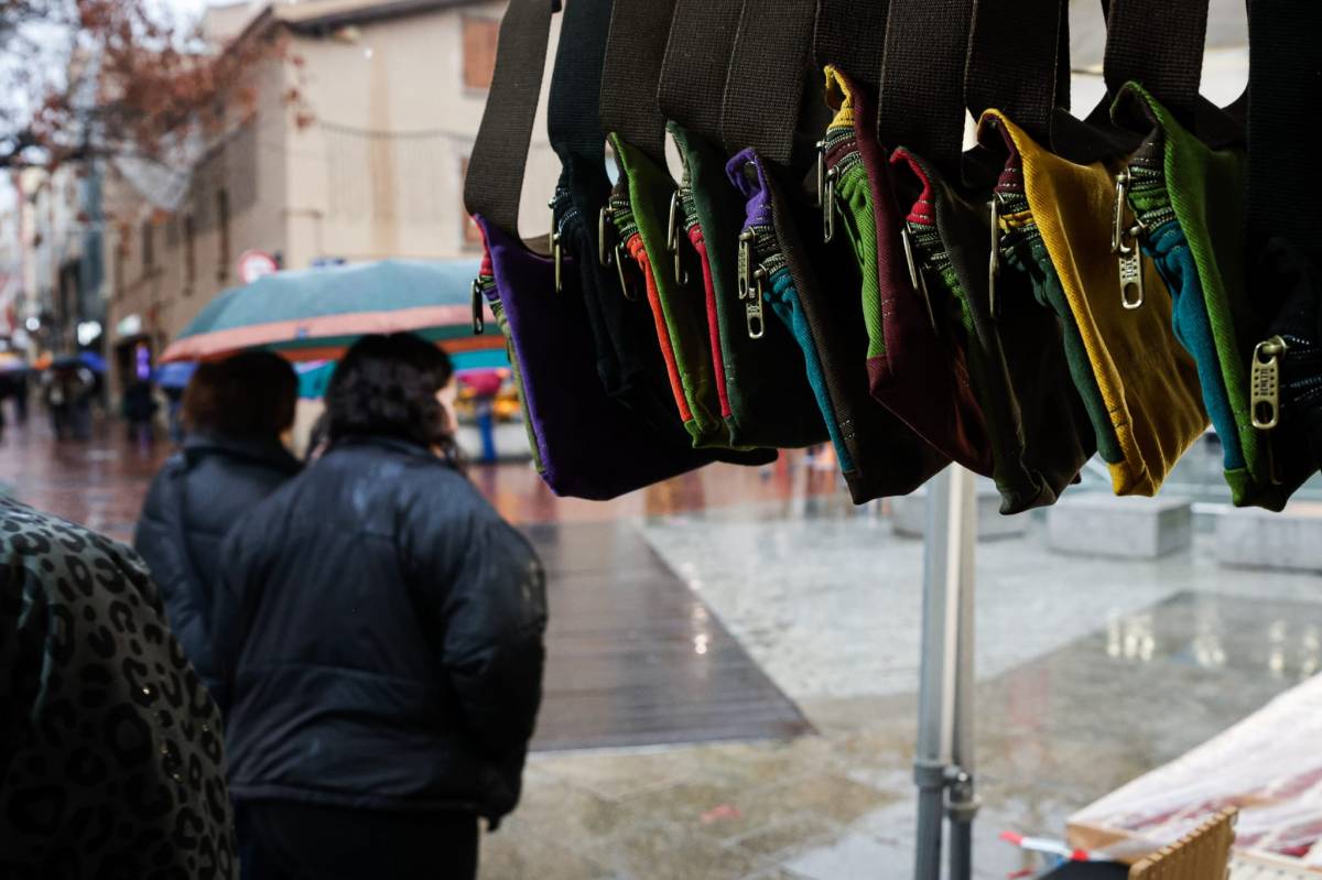 A la Fira d'Artesans de Terrassa s'hi venen tot tipus de productes; joies, roba, figuretes, productes d'herbolari... - Lluís Clotet