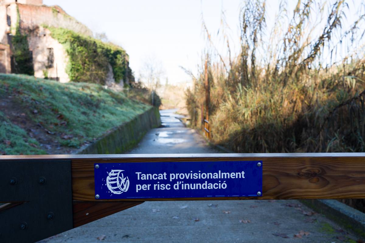 Passera del riu Ripoll tancada pel risc de crescuda del cabal