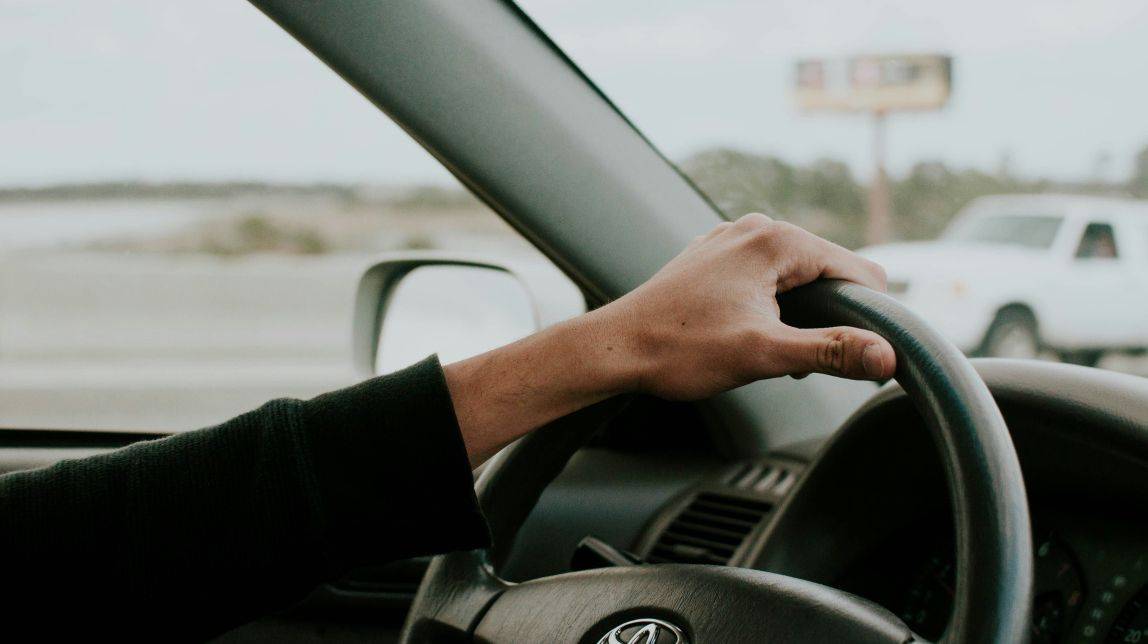 L'acció que fan tots els conductors i que incrementa el risc d'accident, segons un nou estudi