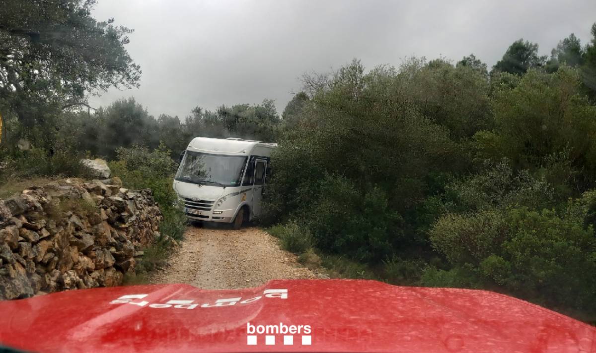 Els Bombers rescaten una caravana encallada durant tres dies a Masdenverge