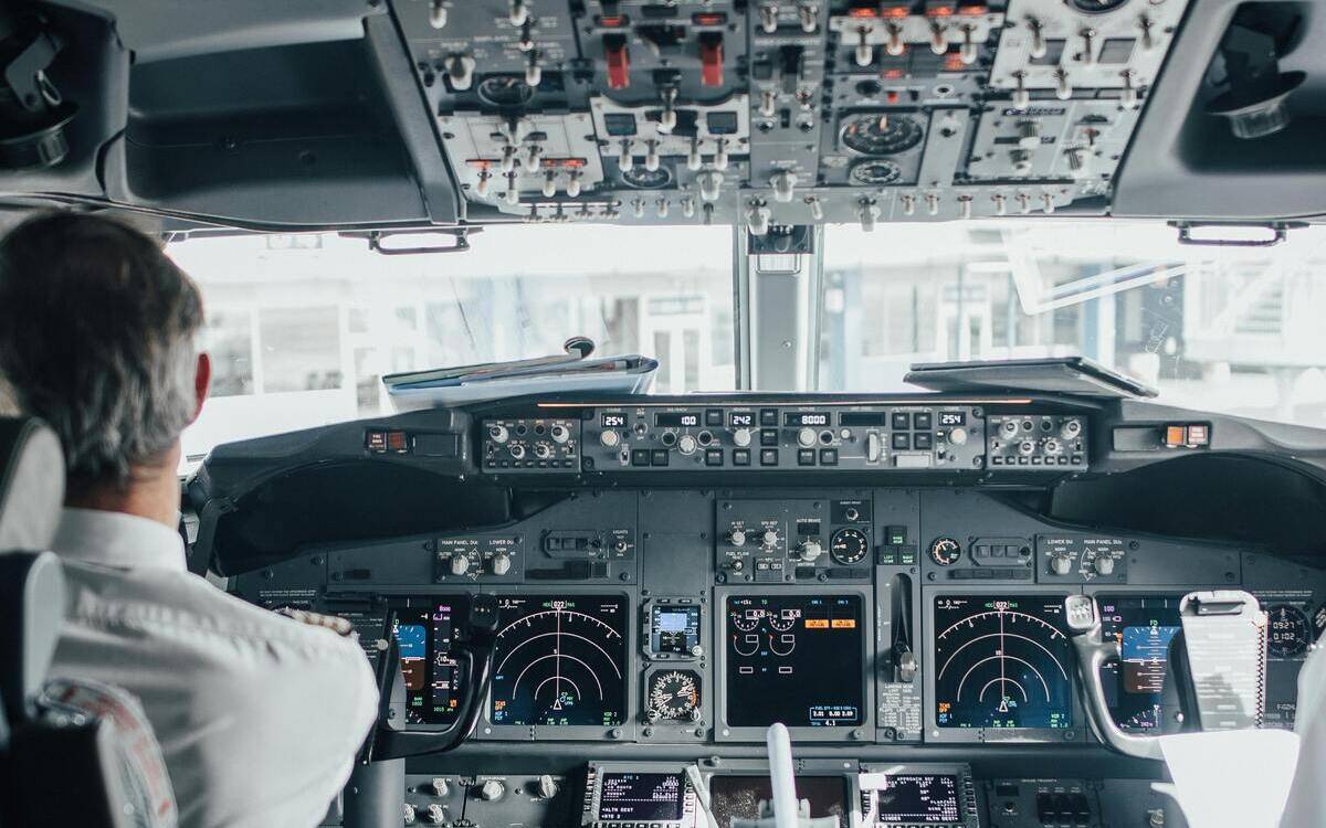 Un pilot revela quina és la primera persona que ha de sortir de l'avió en cas d'emergència