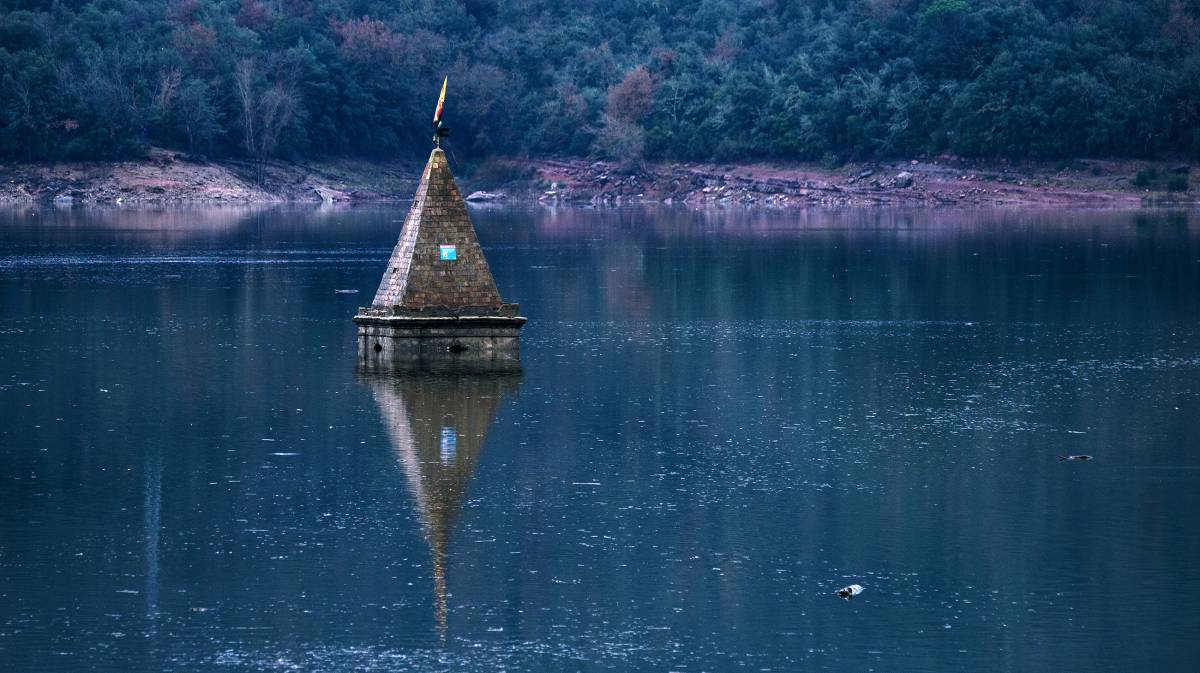 Així ha canviat el campanar del pantà de Sau amb la llevantada