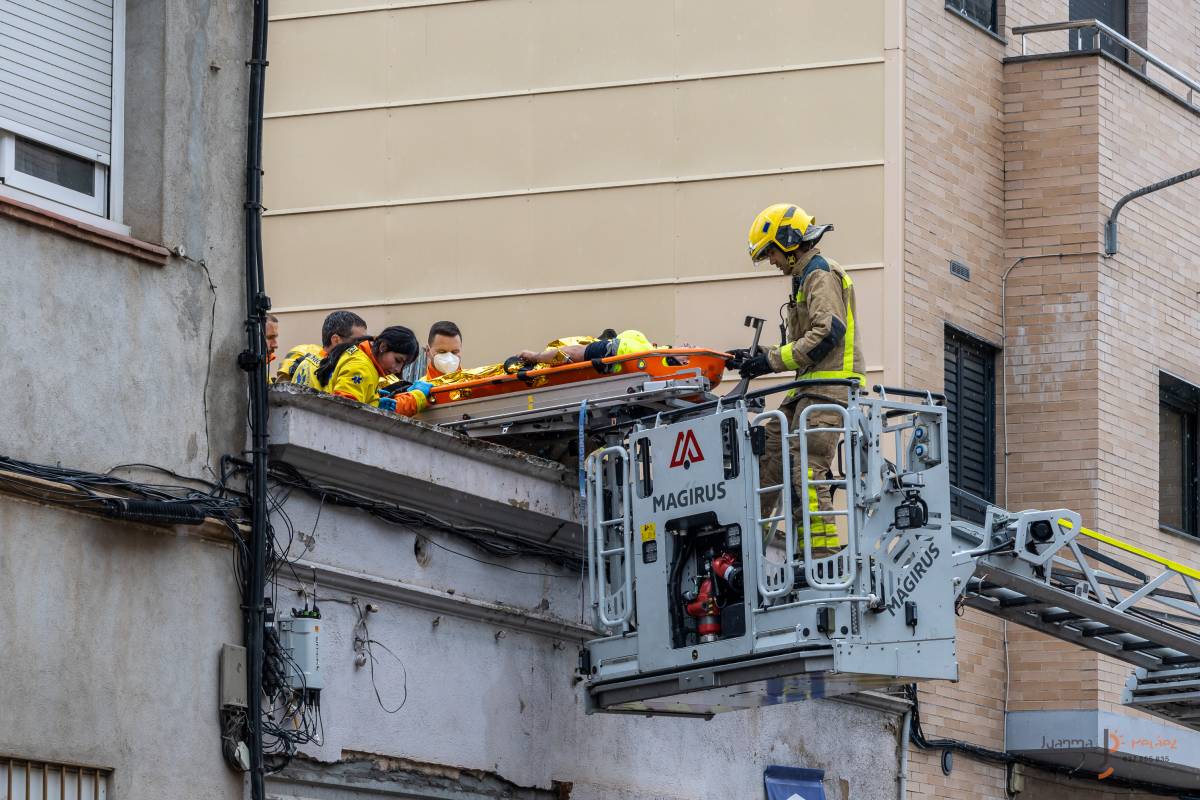FOTOS | Els bombers rescaten un treballador accidentat a la Creu Alta