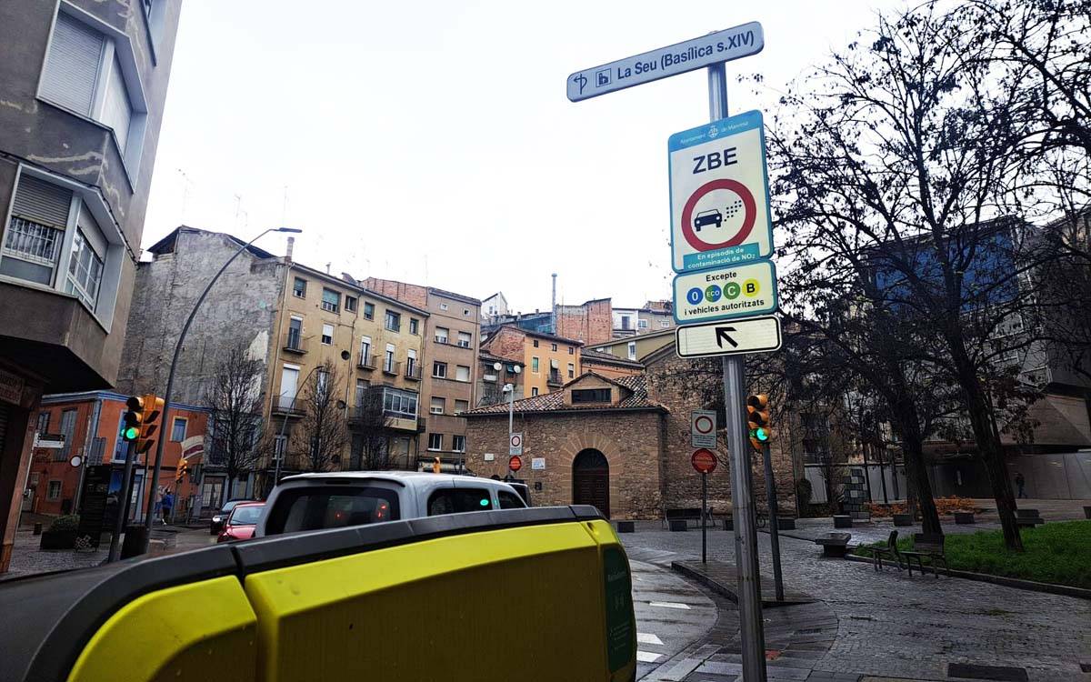 L'Ajuntament de Manresa comença a instal·lar els senyals de la nova ZBE