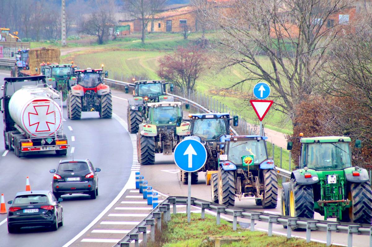 Els pagesos tornen a la carretera: «Ens estan portant a la ruïna»