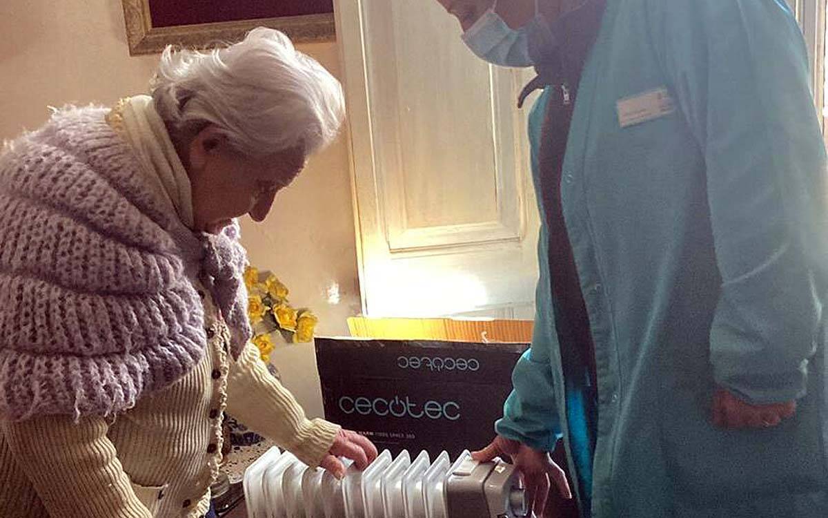 El Servei d'Ajuda a Domicili de Manresa, més enllà de la cura: confort tèrmic per a persones ateses