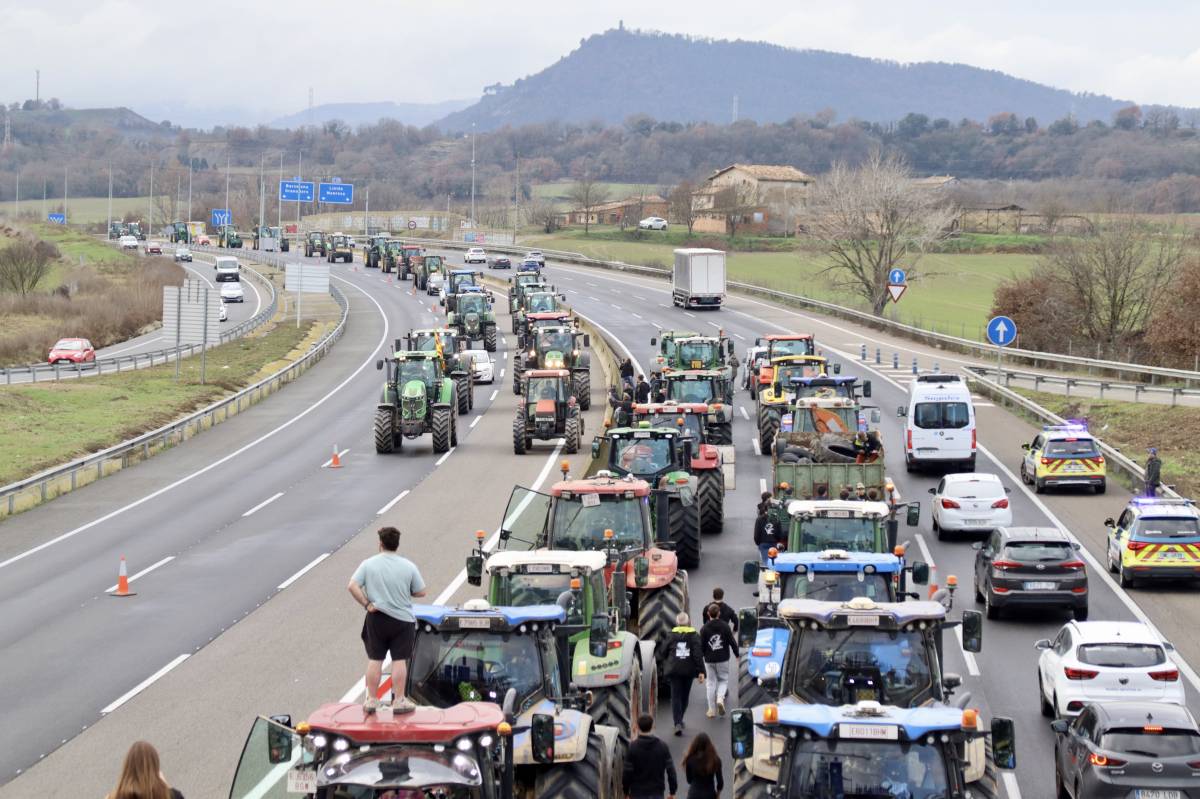 Els pagesos tornen a la carretera: «Ens estan portant a la ruïna»