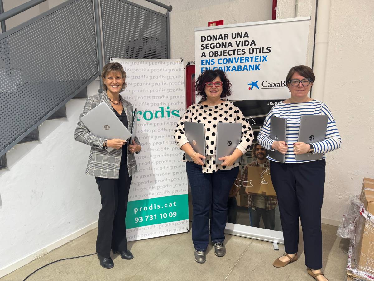 Tres entitats socials de Terrassa reben 30 ordinadors a través del programa 