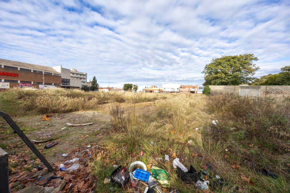 Estat actual del solar, a la esquerra hi havia la bencinera i el tren de rentat