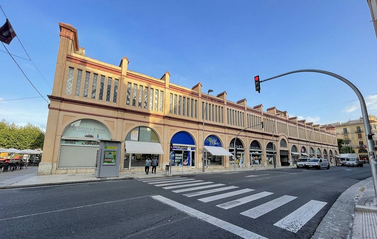Adjudicades quatre caselles ara buides de l'exterior del mercat de Tortosa