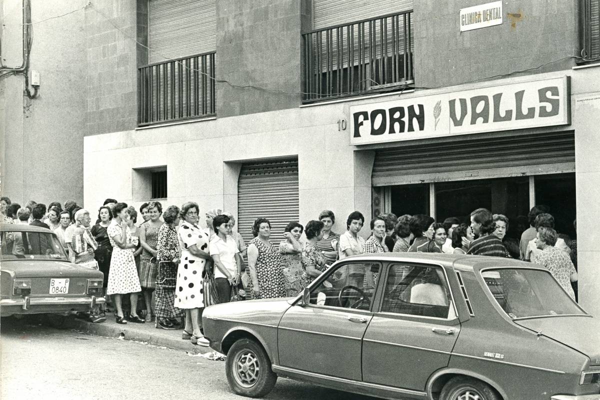 Una vaga i una llarga cua per comprar pa