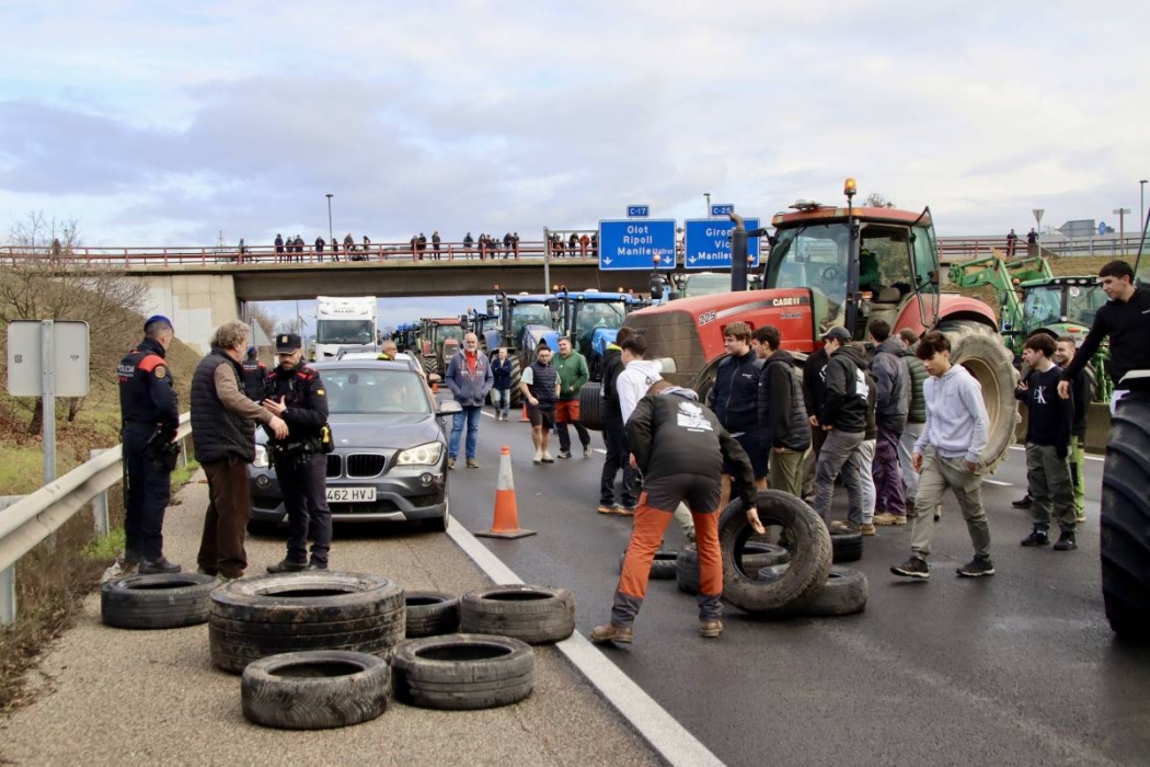 La pagesia bloqueja l’Eix Transversal i exigeix mesures immediates contra la sobrepoblació de fauna