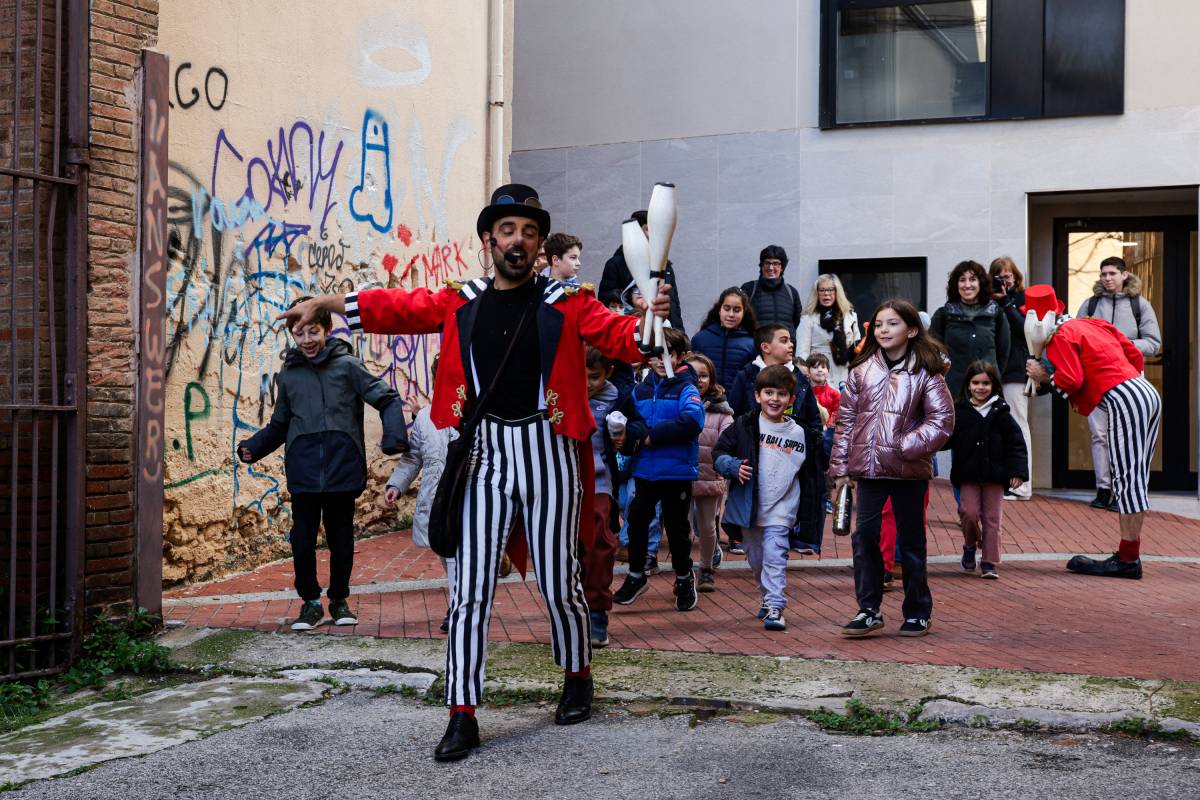 Els infants i els clowns arribant al Vapor Ros - Lluís Clotet