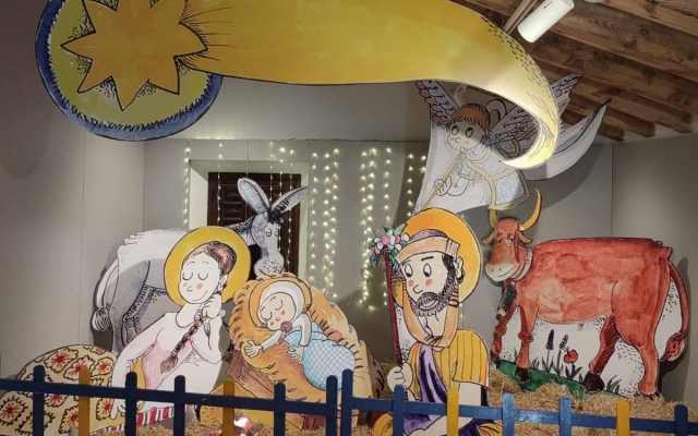 Un gran pessebre de Pilarin Bayés decora un dels llocs més emblemàtics de Salou