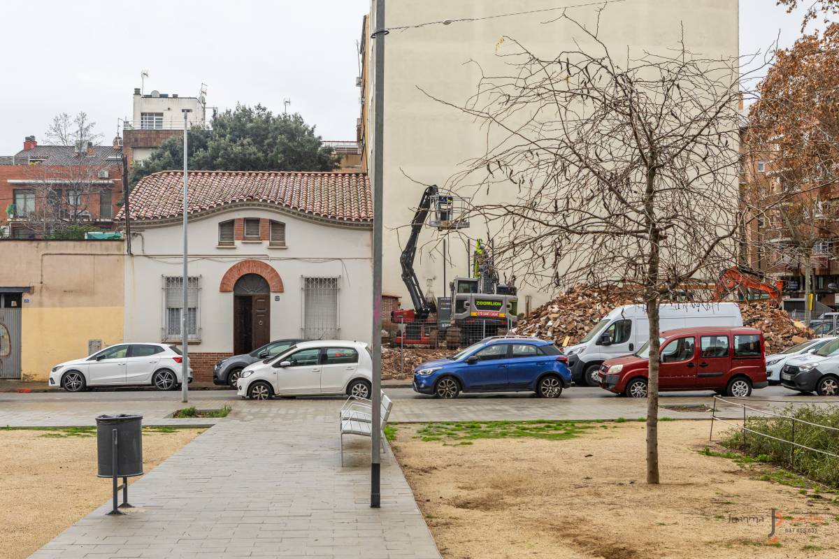La casa que es manté dempeus al costat del solar on es construirà un nou edifici
