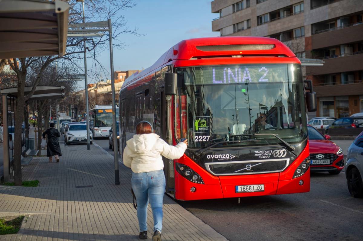 Una usuària agafant l'autobús - Nebridi Aróztegui