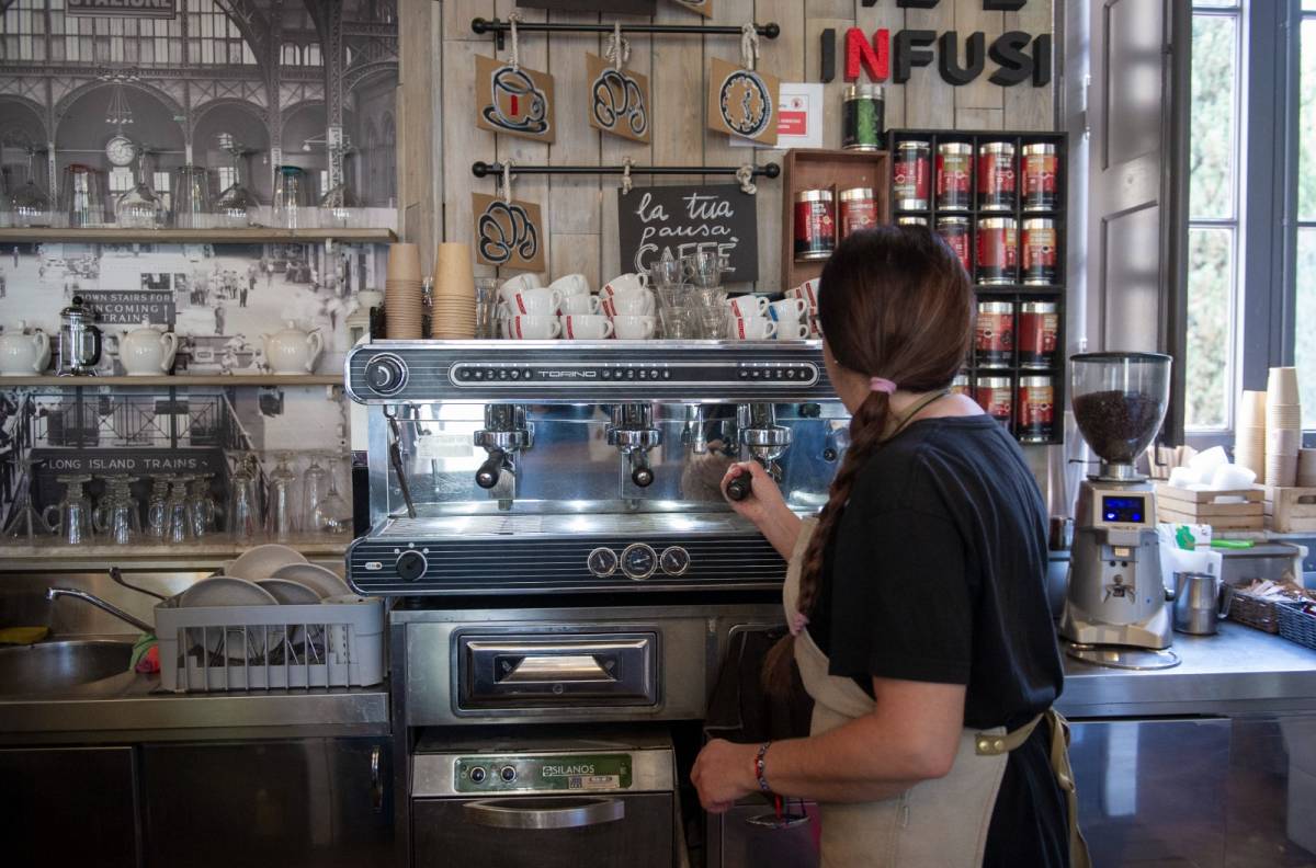 Una cambrera en un bar - 