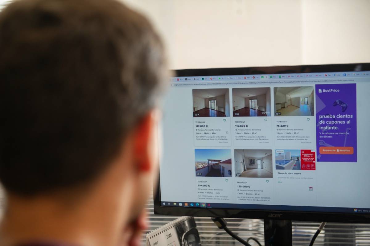 Una persona consultant els preus en un web immobiliari - Alberto Tallón