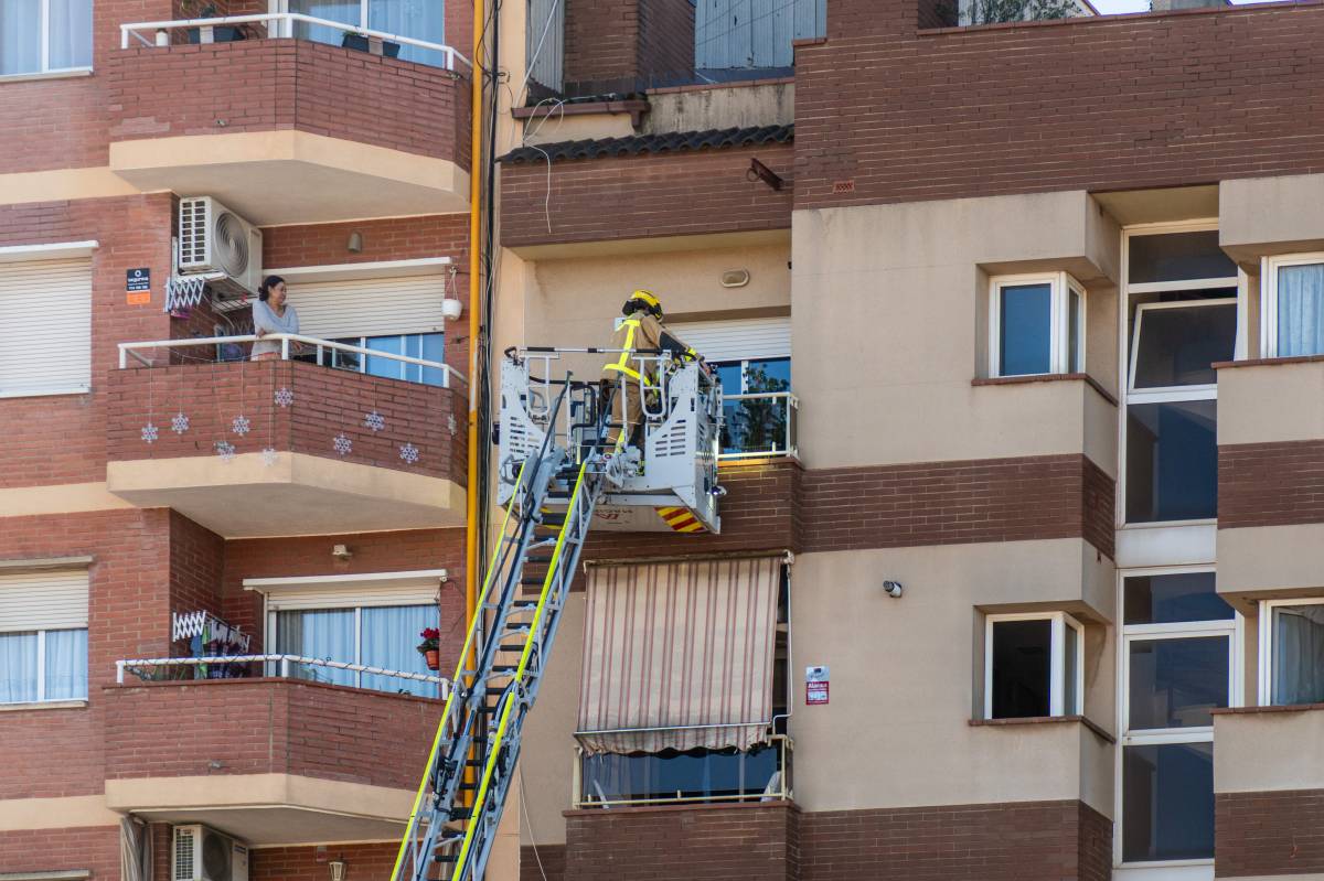 Rescaten una dona que havia quedat atrapada al balcó