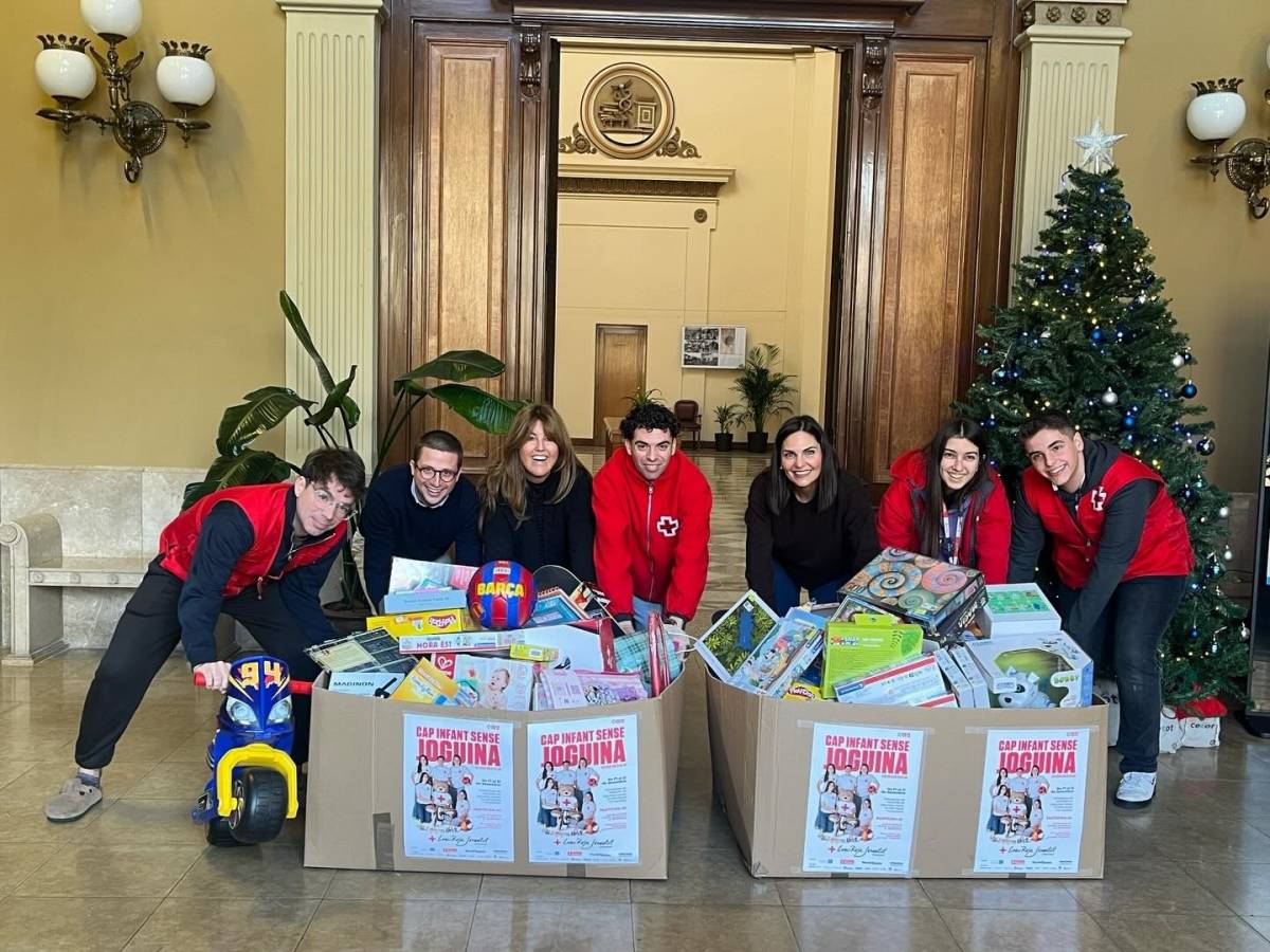 Cerclemón lliura dues grans caixes plenes de joguines a la campanya de la Creu Roja