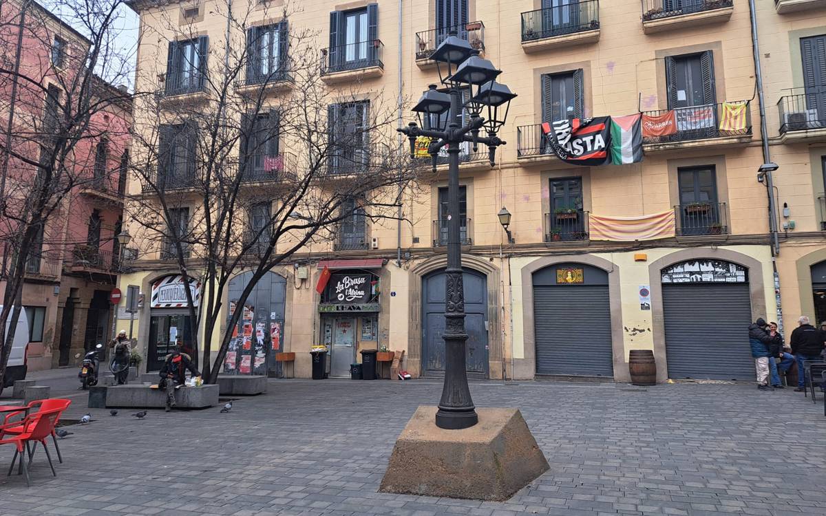La policia de Manresa fa retirar la bandera palestina de la plaça Gispert