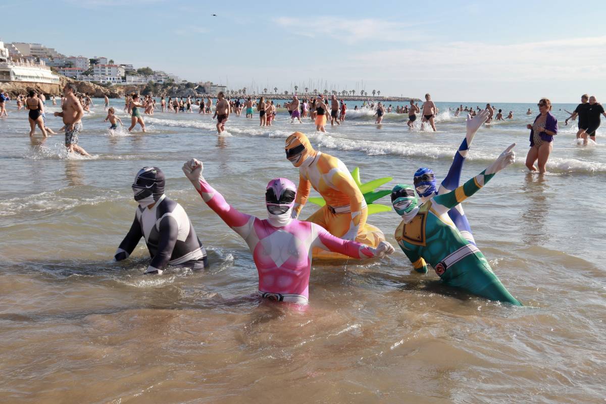 Joves disfressats a la Capbussada de Sitges l'1 de gener - ACN / Gemma Sánchez