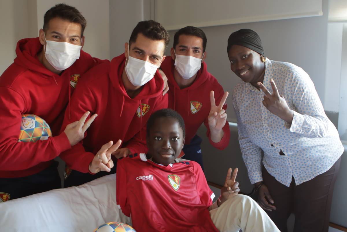 Visita de jugadors del Terrassa FC als infants ingressats a Mútua