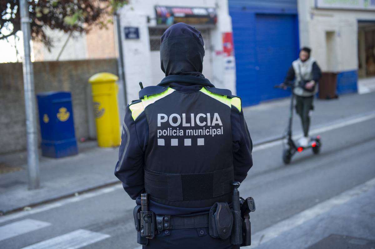 Un policia municipal en una campanya de trànsit sobre patinets i bicis elèctriques - Alberto Tallón Un policia municipal en una campanya de trànsit sobre patinets i bicis elèctriques