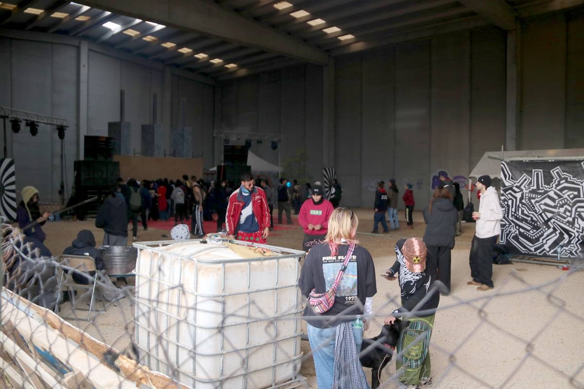 Prop d'un miler de persones continuen de festa de Cap d'Any en una «rave» il·legal a la Sénia