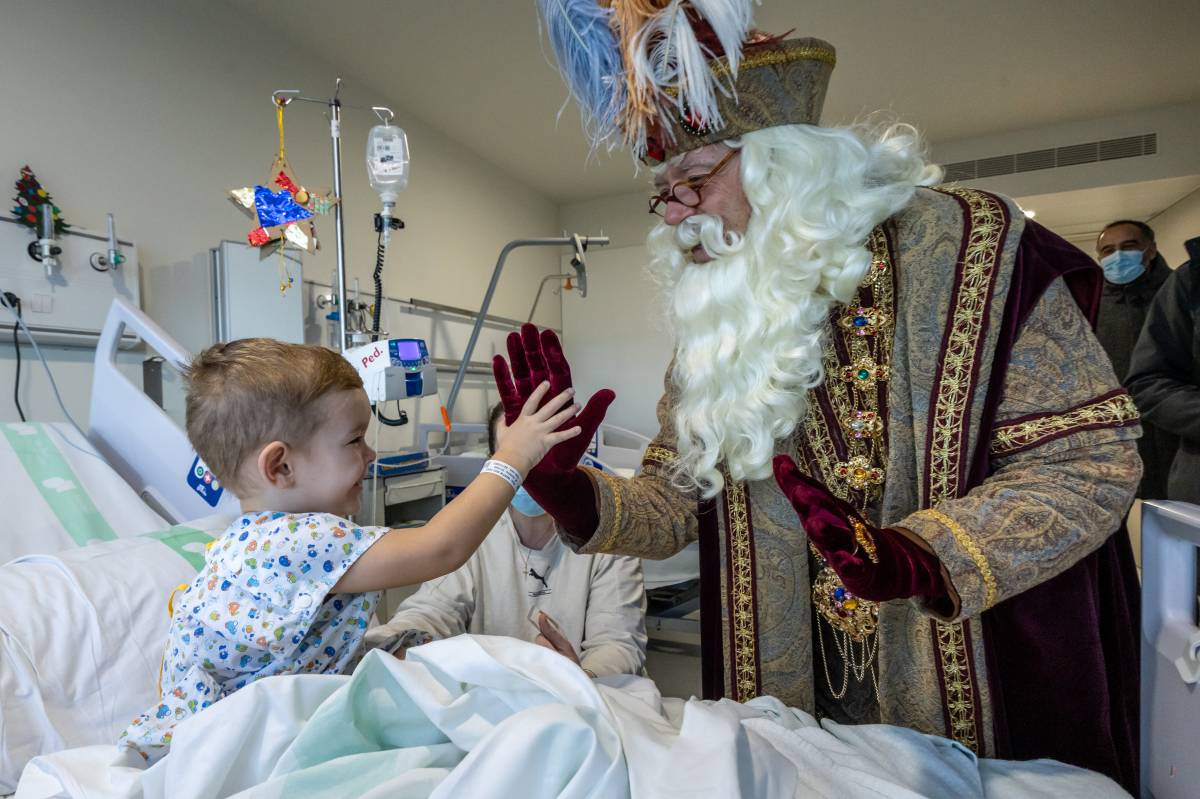 FOTOS | L’Ambaixador Reial visita els infants del Taulí