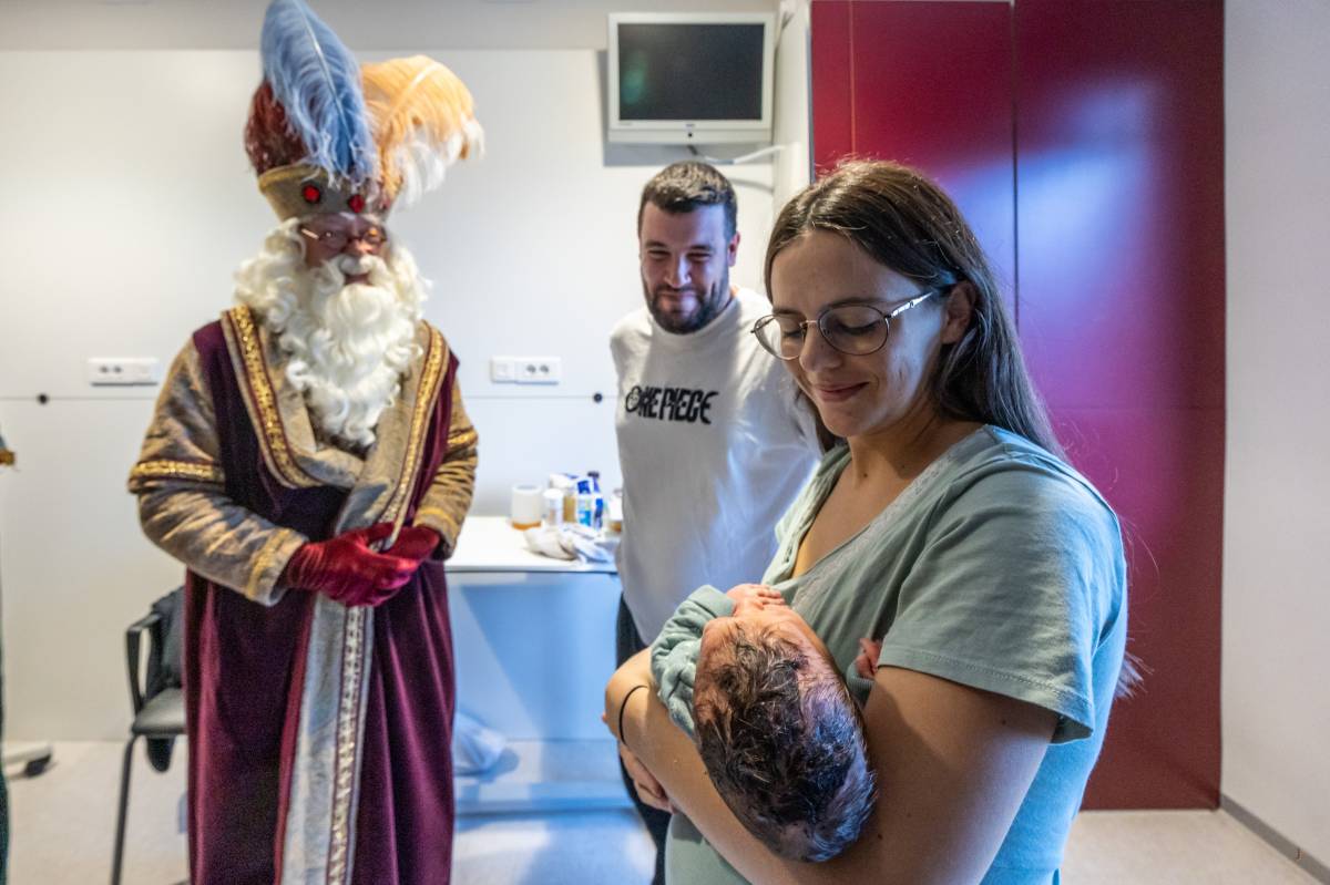 L'Ambaixador Reial a l'Hospital Parc Taulí, amb el primer nadó de l'any de Catalunya - JUANMA PELÁEZ