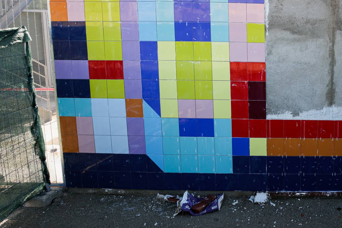 Una biblioteca de Terrassa amb llibres a dins i llibres a fora