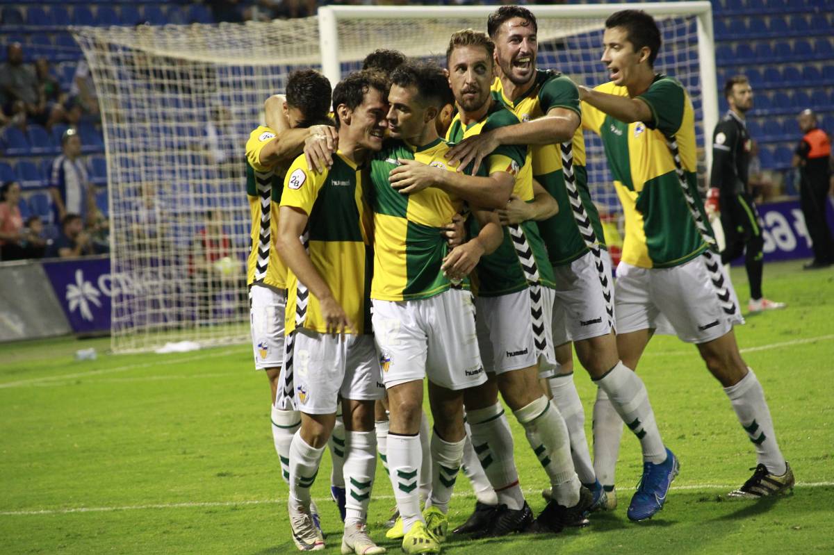 Els arlequinats, celebrant un dels gols en l`últim i únic triomf al Rico Pérez - D.S. Els arlequinats, celebrant un dels gols en l`últim i únic triomf al Rico Pérez