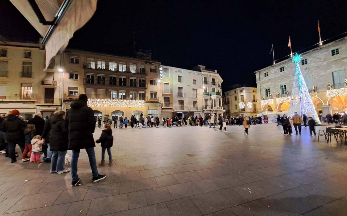 Manresa rep el príncep Assuan i les llargues cues per lliurar la carta als Reis