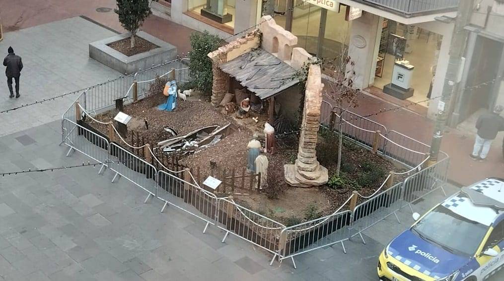 Malmeten el paviment del pessebre del raval