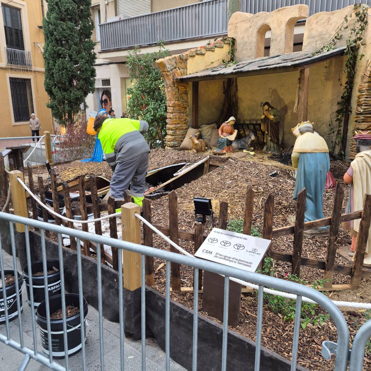 Operaris de l'Ajuntament restaurant el paviment del pessebre - 